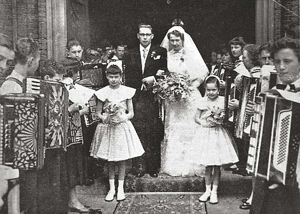 Het kersverse echtpaar Arie en Elly Willems op 1 mei 1956, omringd door Accordeana.