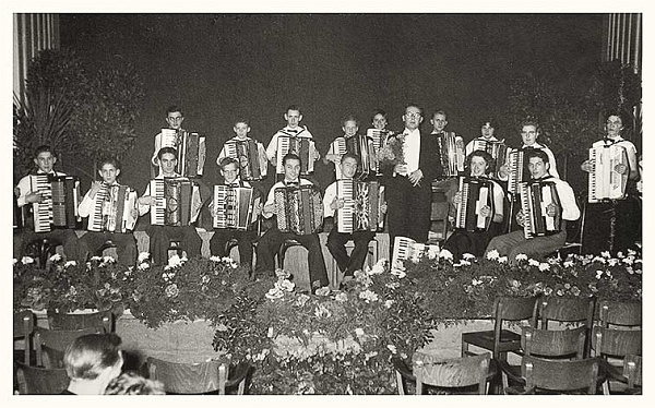 Accordeana treedt op in Oelde, mei 1958.