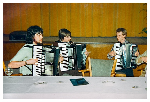 1979, spontaan musiceren...met een nog zeer jeugdige Ronald van Overbruggen.