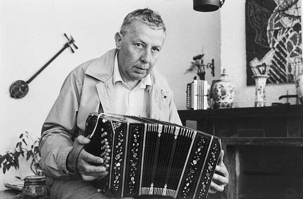 Arie Willems met een van de accordeons uit zijn verzameling, 1985