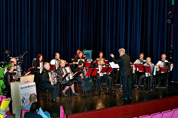 6 November 2005.
Historische gebeurtenis in 't Speelhuis Helmond.
Accordeana en Helmond A.K. organiseren voor het eerst een gezamenlijk concert!