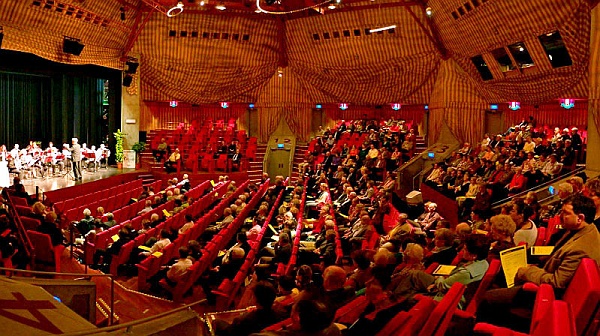 6 November 2005.
Historische gebeurtenis in 't Speelhuis Helmond.
Accordeana en Helmond A.K. organiseren voor het eerst een gezamenlijk concert!