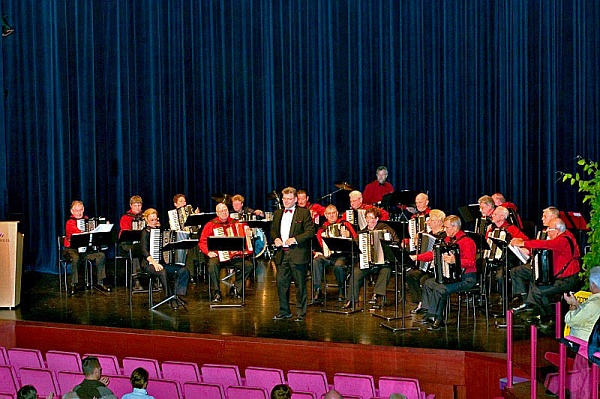 6 November 2005.
Historische gebeurtenis in 't Speelhuis Helmond.
Accordeana en Helmond A.K. organiseren voor het eerst een gezamenlijk concert!