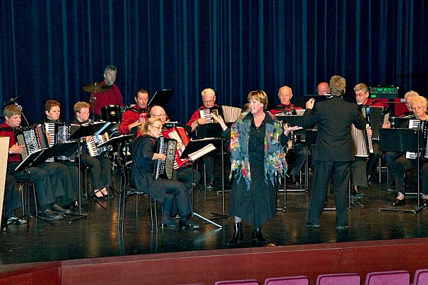6 November 2005.
Historische gebeurtenis in 't Speelhuis Helmond.
Accordeana en Helmond A.K. organiseren voor het eerst een gezamenlijk concert!