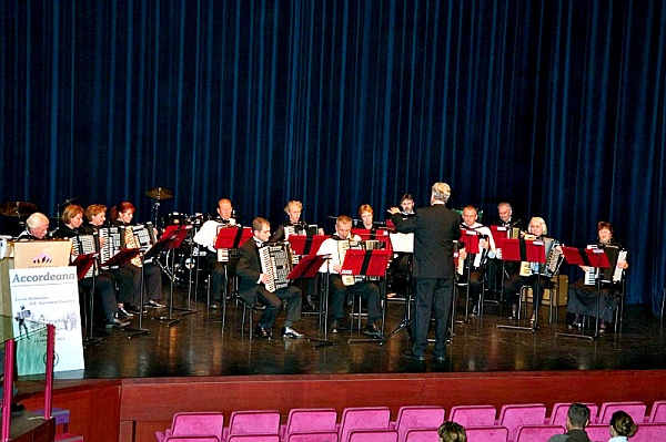 6 November 2005.
Historische gebeurtenis in 't Speelhuis Helmond.
Accordeana en Helmond A.K. organiseren voor het eerst een gezamenlijk concert!