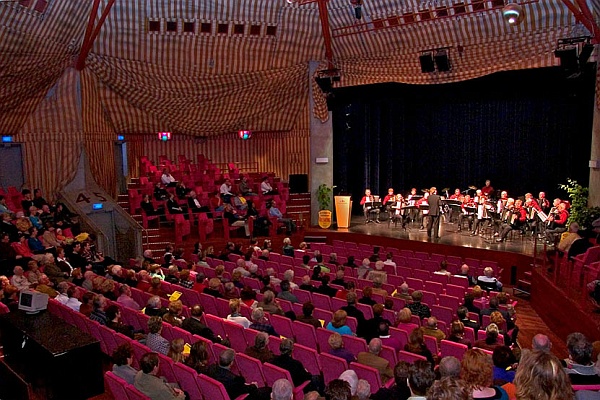 6 November 2005.
Historische gebeurtenis in 't Speelhuis Helmond.
Accordeana en Helmond A.K. organiseren voor het eerst een gezamenlijk concert!
