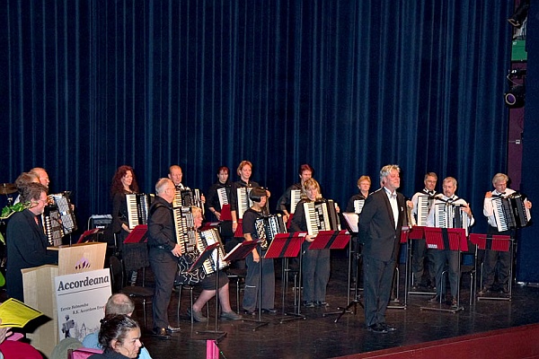 6 November 2005.
Historische gebeurtenis in 't Speelhuis Helmond.
Accordeana en Helmond A.K. organiseren voor het eerst een gezamenlijk concert!
